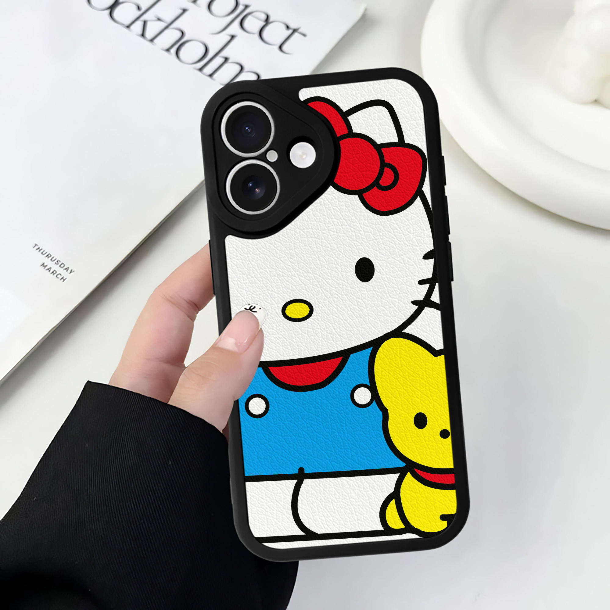 （画像用） Hello Kitty ハローキティ 【iPhone 16シリーズ対応】シリコンスマホケース（レザー調） 材質：シリコン
